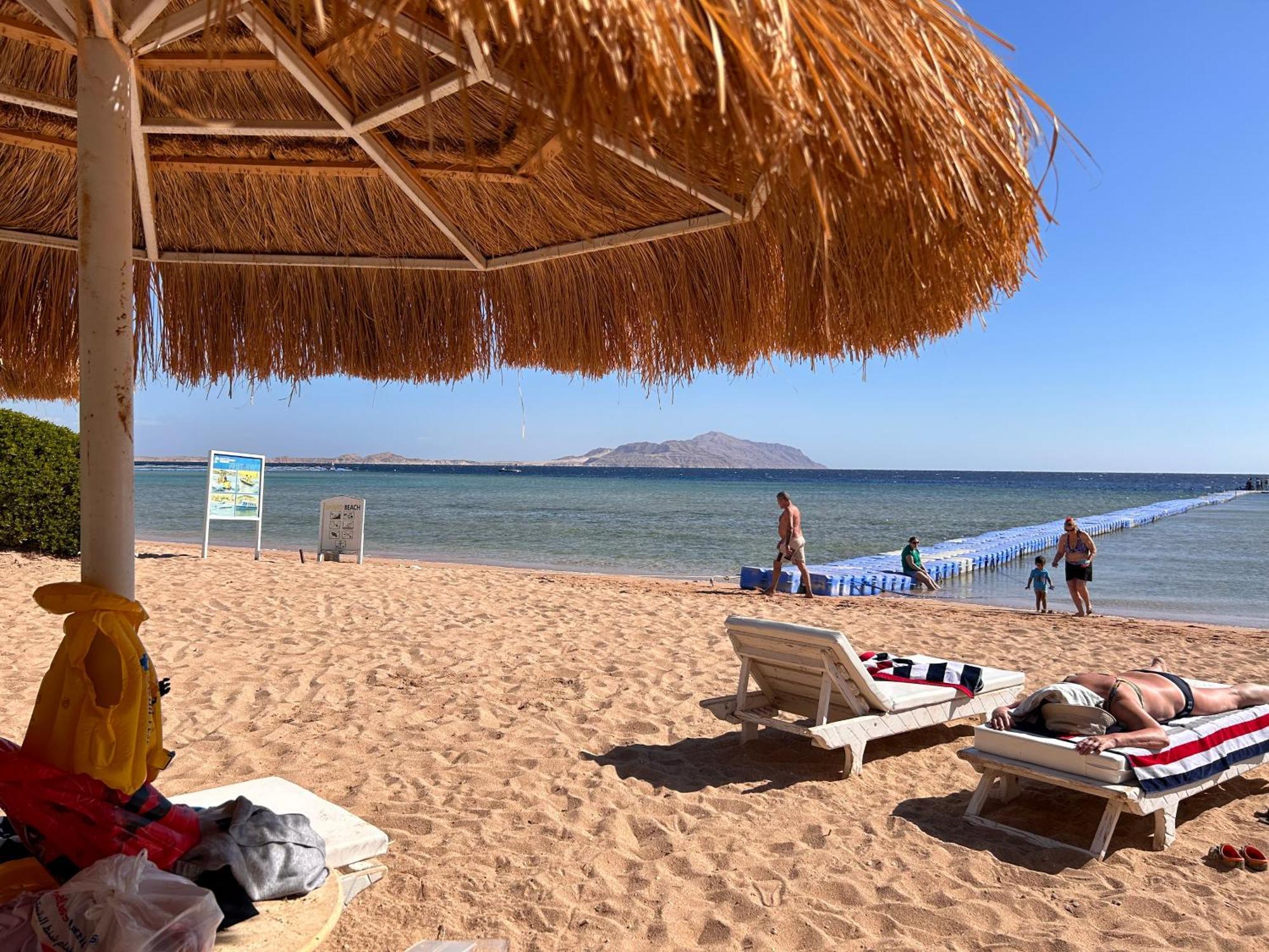 3-Bedroom Apartment On The Third Floor With 3 Balconies And Lovely Pool View, Street View And Free Beach Access In Sharm Hills Resort Exterior photo