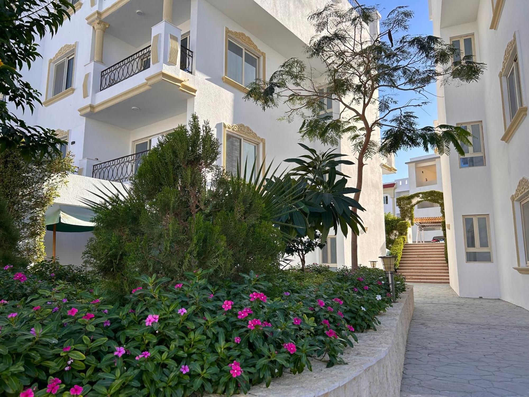3-Bedroom Apartment On The Third Floor With 3 Balconies And Lovely Pool View, Street View And Free Beach Access In Sharm Hills Resort Exterior photo